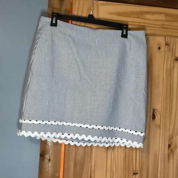 crown & ivy Pants - Crown & Ivy Women’s Millennium Crochet Skort‎ size 12